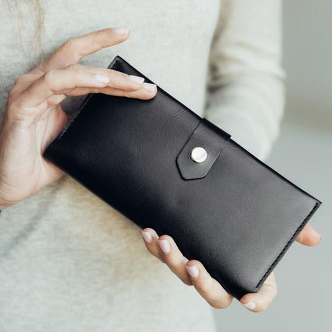 LEATHER BI-FOLD WALLET - CASUAL to FANCY