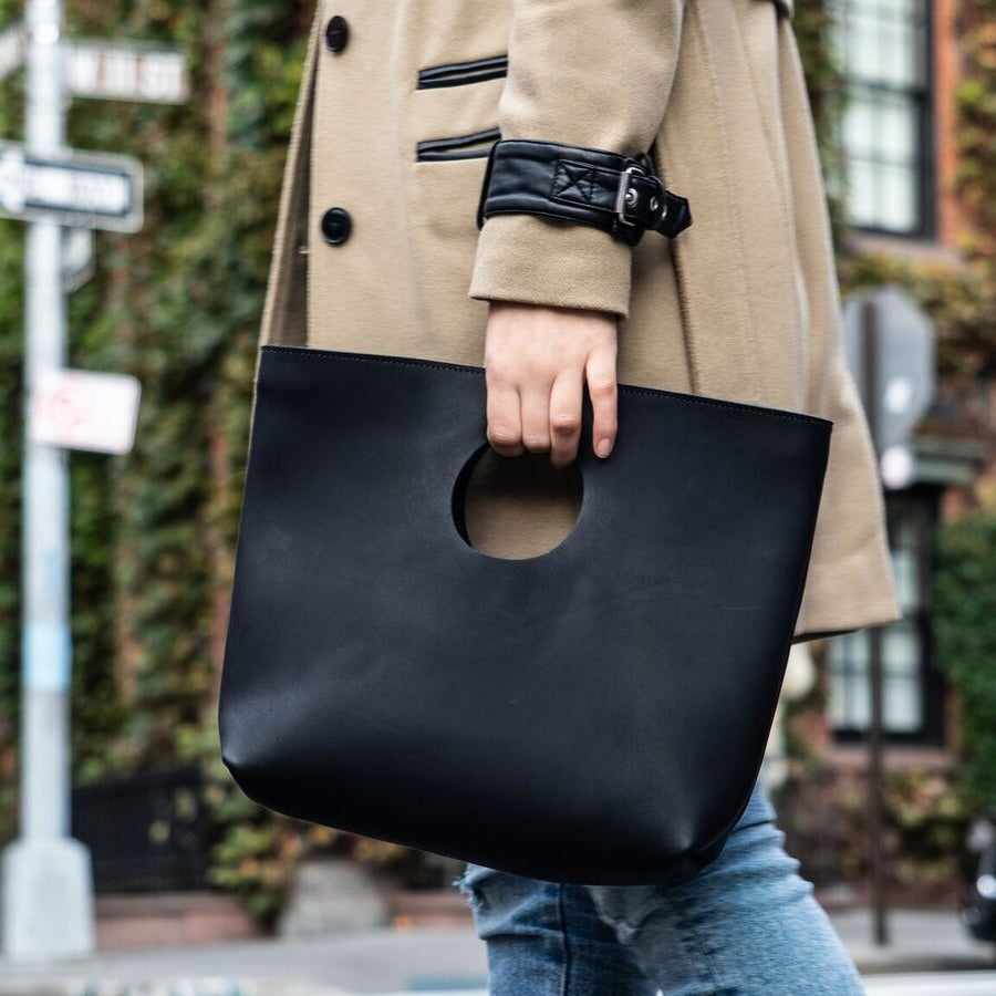 THE LEE LEATHER CIRCLE CLUTCH - CASUAL to FANCY