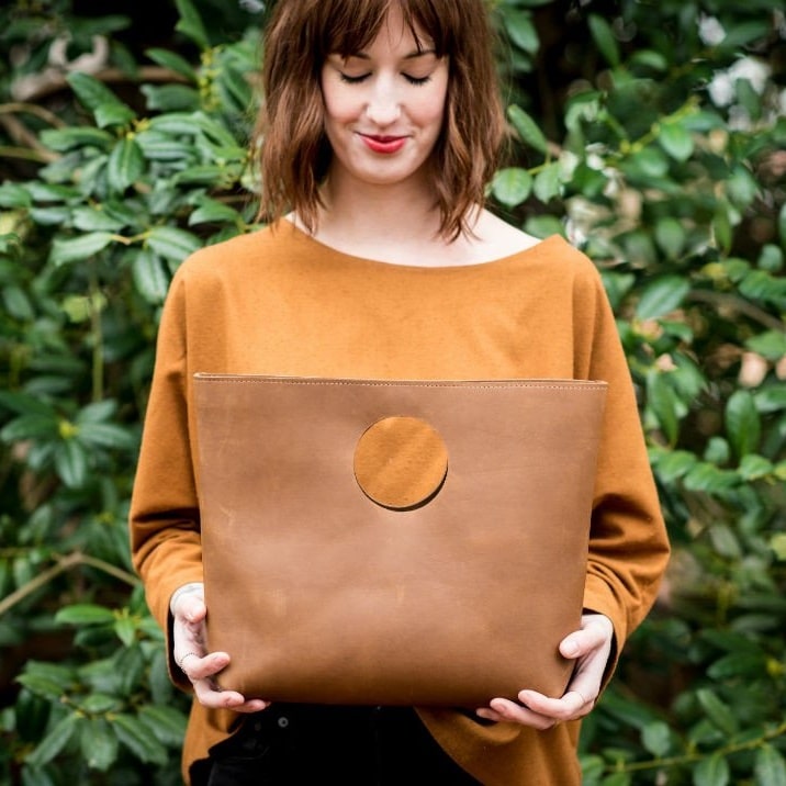 THE LEE LEATHER CIRCLE CLUTCH - CASUAL to FANCY